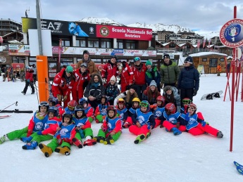 Foto-di-gruppo-per-i-bimbi-per-il-Corso-di-Sci-di-Totta